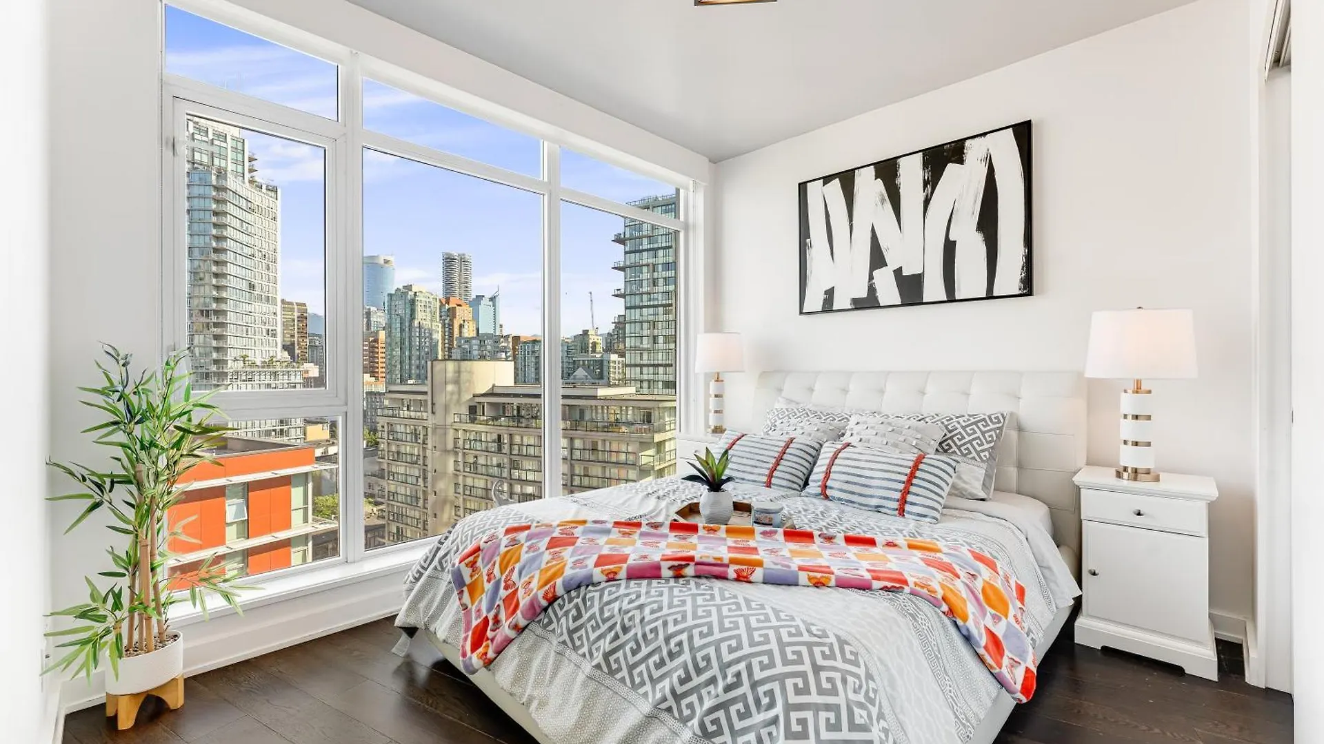Luxurious 2-Bedroom Retreat With Panoramic Cityscape Vancouver Daire
