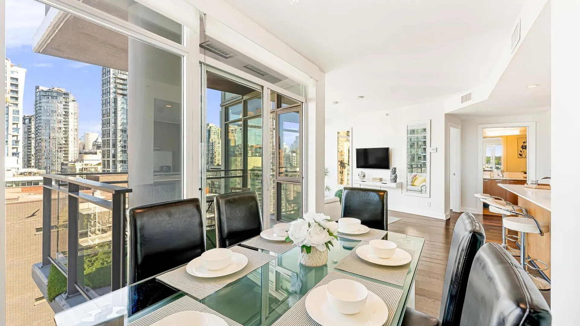 Daire Luxurious 2-Bedroom Retreat With Panoramic Cityscape Vancouver