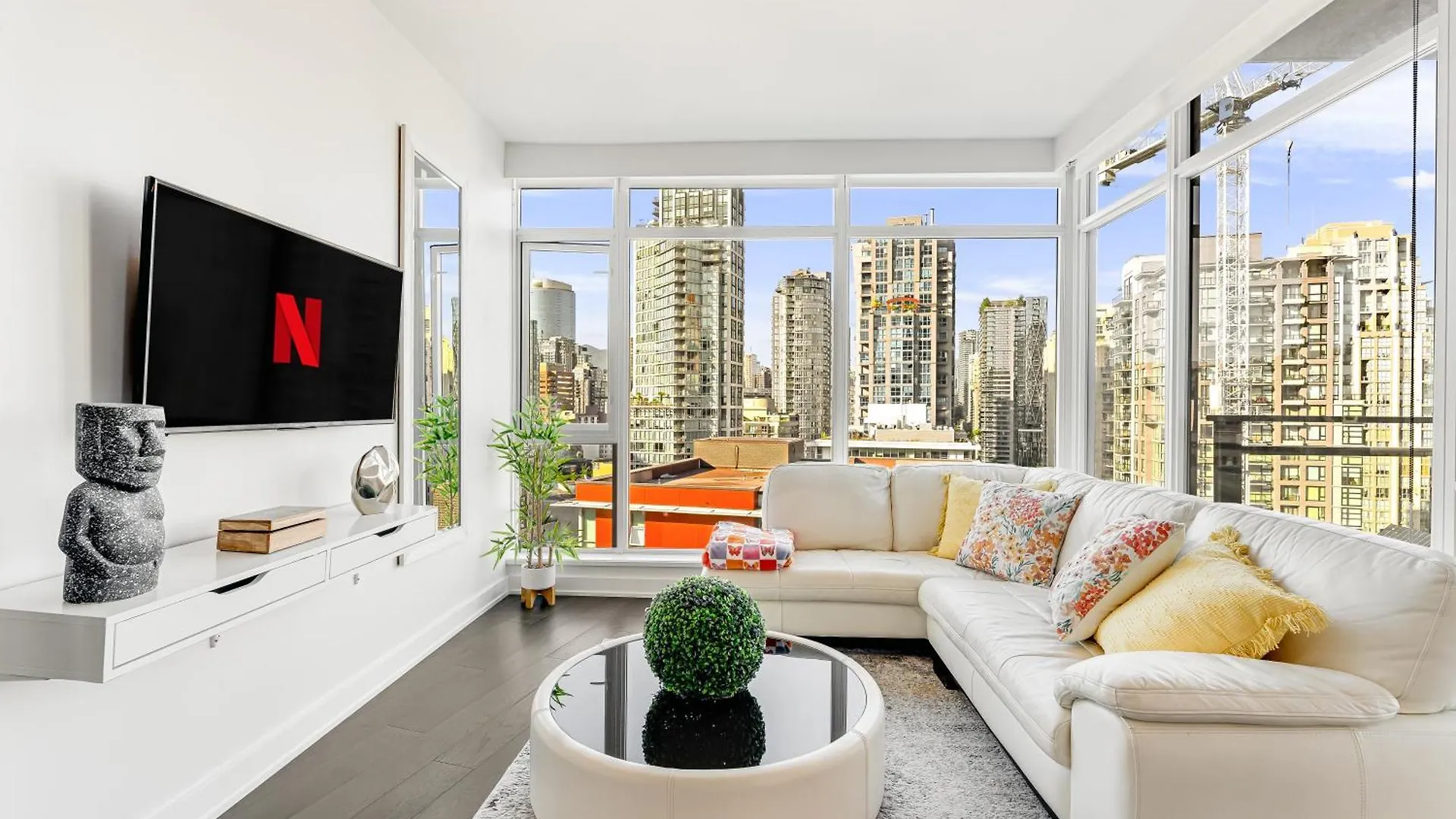 Luxurious 2-Bedroom Retreat With Panoramic Cityscape Vancouver