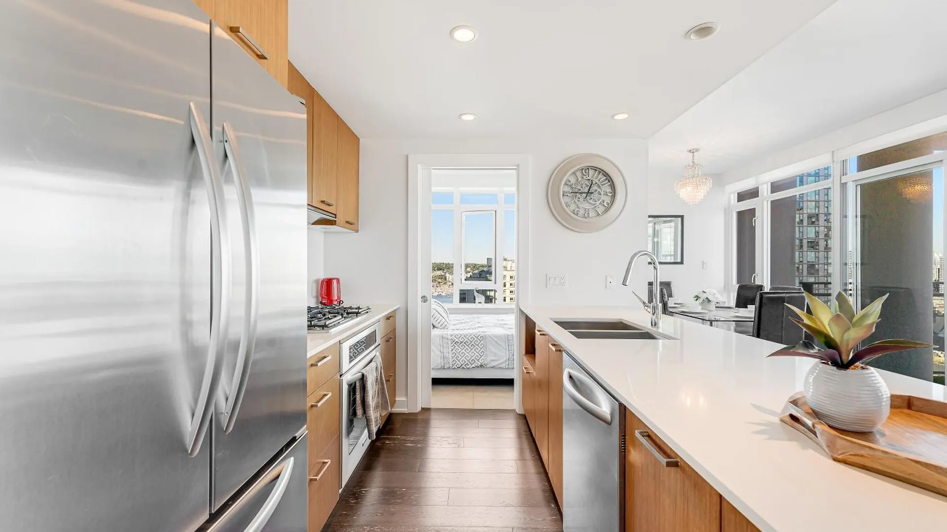 Apartment Luxurious 2-Bedroom Retreat With Panoramic Cityscape Vancouver Canada