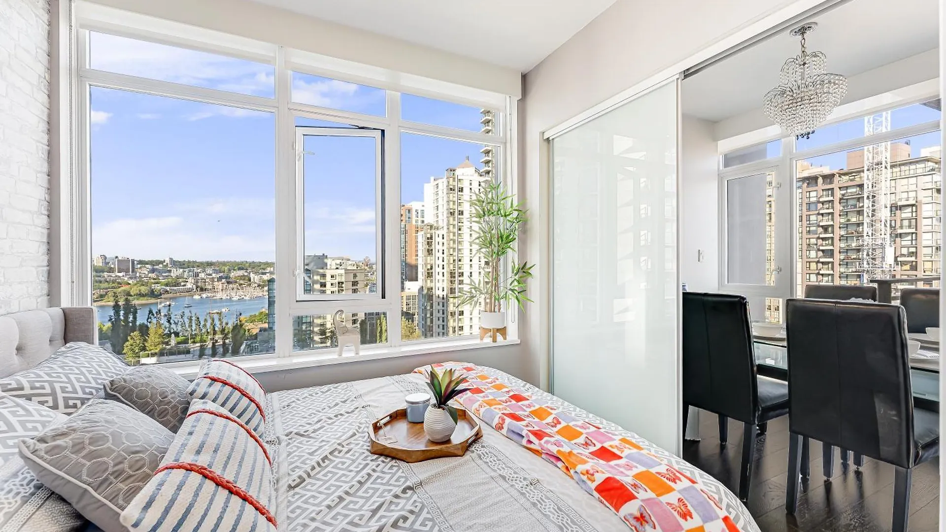 Luxurious 2-Bedroom Retreat With Panoramic Cityscape Vancouver 0*,  Canada