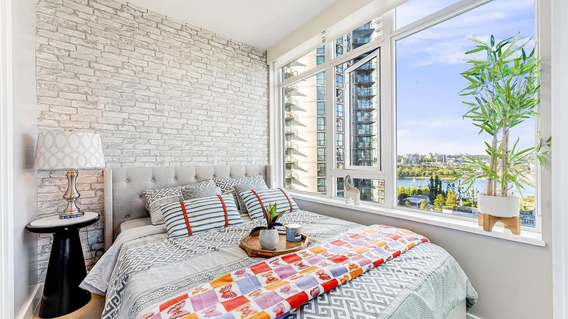 Luxurious 2-Bedroom Retreat With Panoramic Cityscape Vancouver Canada