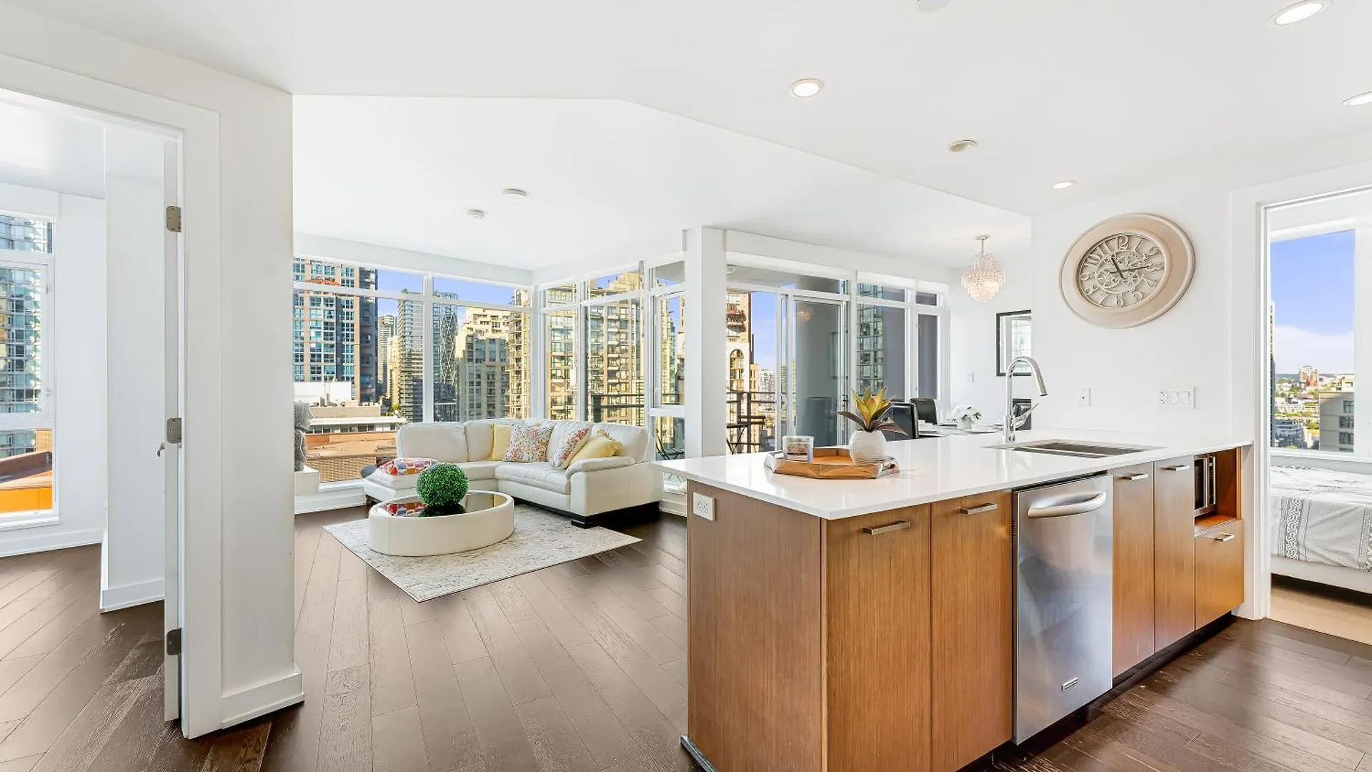 Luxurious 2-Bedroom Retreat With Panoramic Cityscape Vancouver
